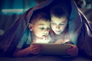 Tablettes numériques : entre baby-sitting et partage familial