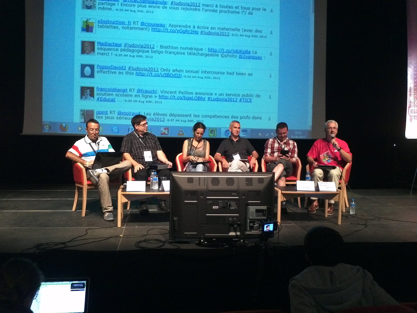 La table ronde de Ludovia 2012 avec en fond d’écran, le mur de tweet dédidés. Des blogueurs influents venus de France, New Brunswick, Québec et Belgique
