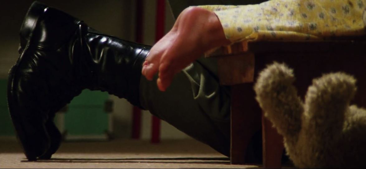 We Were Soldiers : les bottes du soldat et les pieds de l’enfant unis dans la prière et la chaleur du foyer