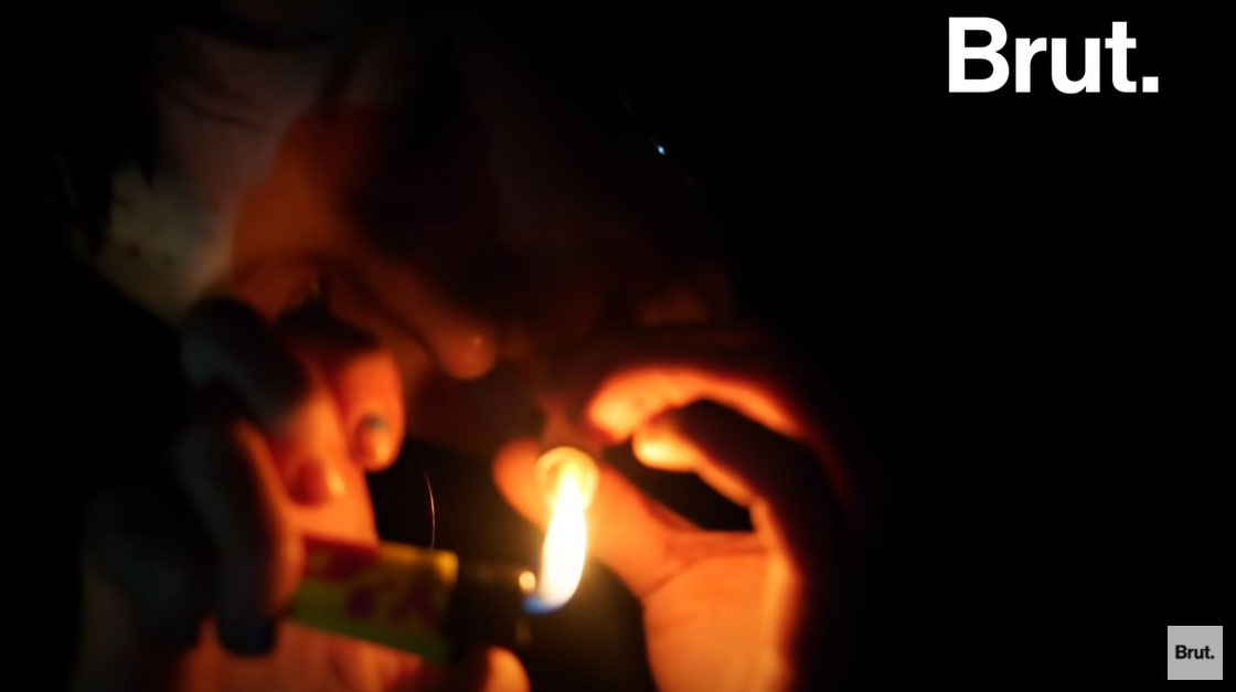 Capture écran du docu La colline du crack. On y voit la flemme d'un briquet allumant une pipe à crack.