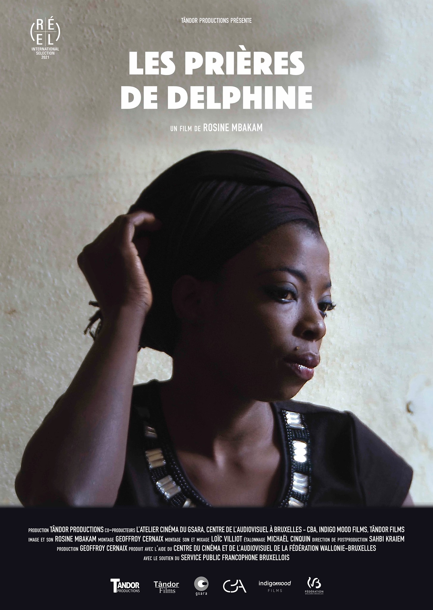 L'affiche du film Les prières de Delphine montre un portrait de la protagoniste.