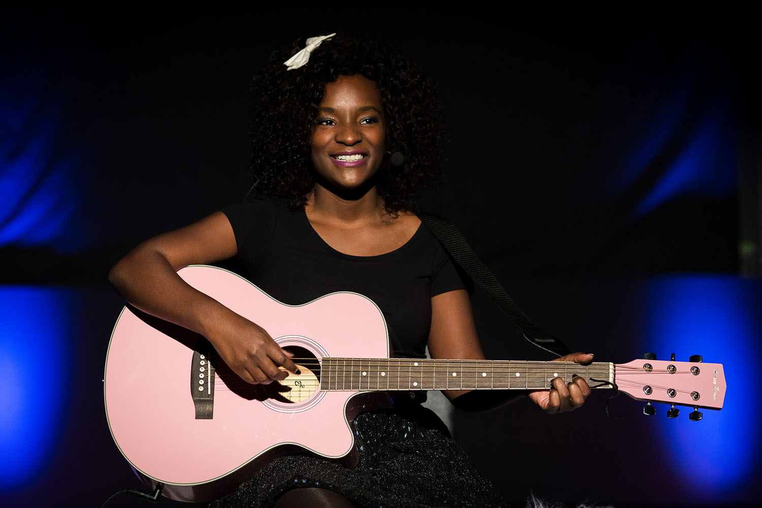 Cécile Djunga sur scène avec sa guitare.