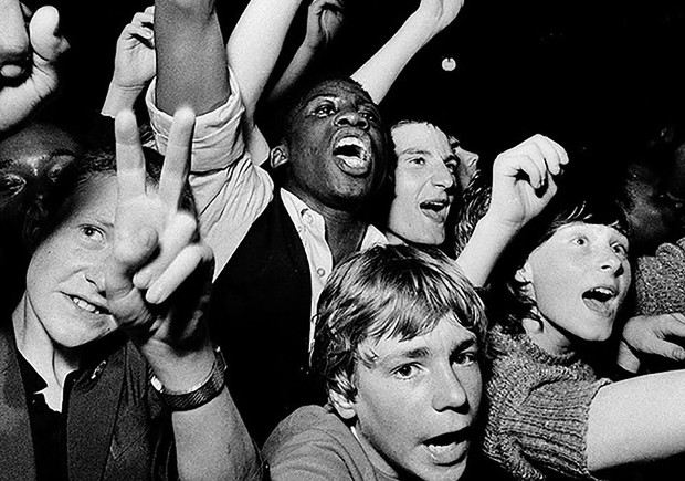 Une foule en délire lors d'un concert punk.