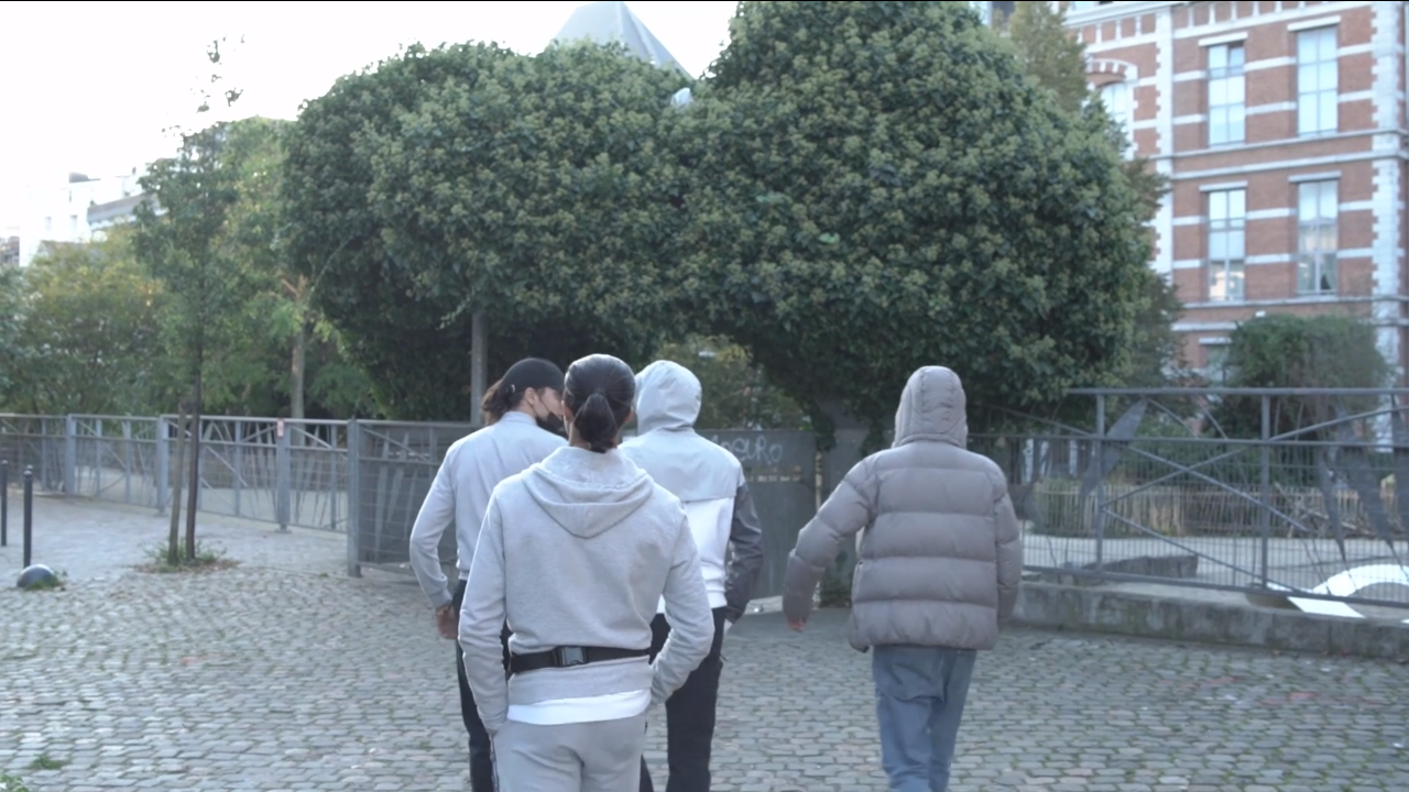 Image du film : des jeunes de dos marchent en rue.