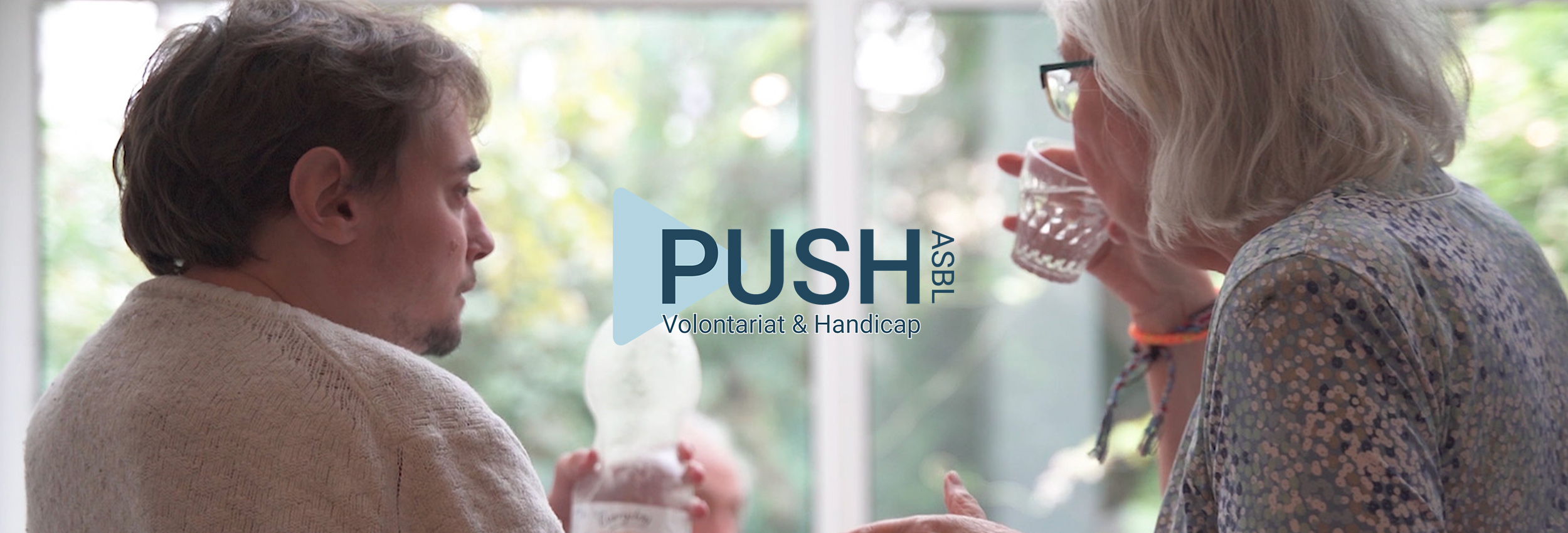 Deux personnes discutant avec logo PUSH ASBL.