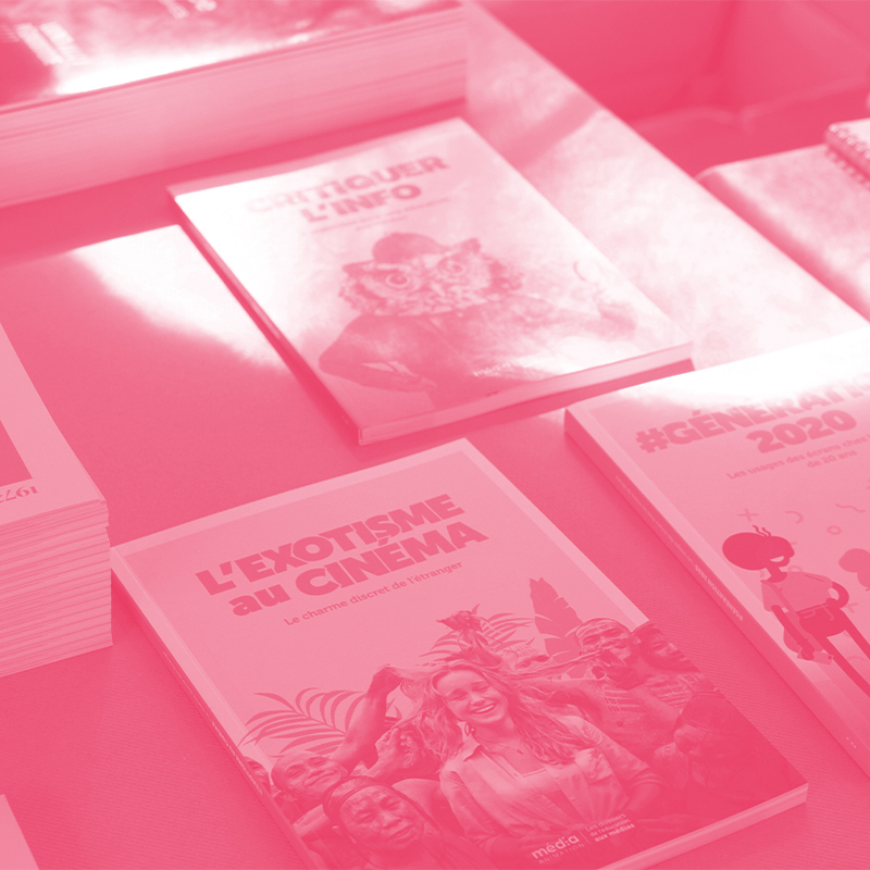 Photo de livres posés sur une table, dont les titres « L’exotisme au cinéma », « Critiquer l’info » et « Génération 2020 ».