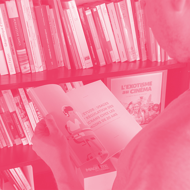Personne lisant une publications