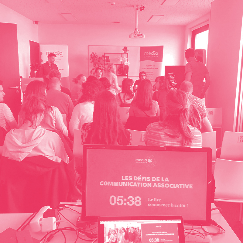 Plusieurs personnes dans une salle de formation