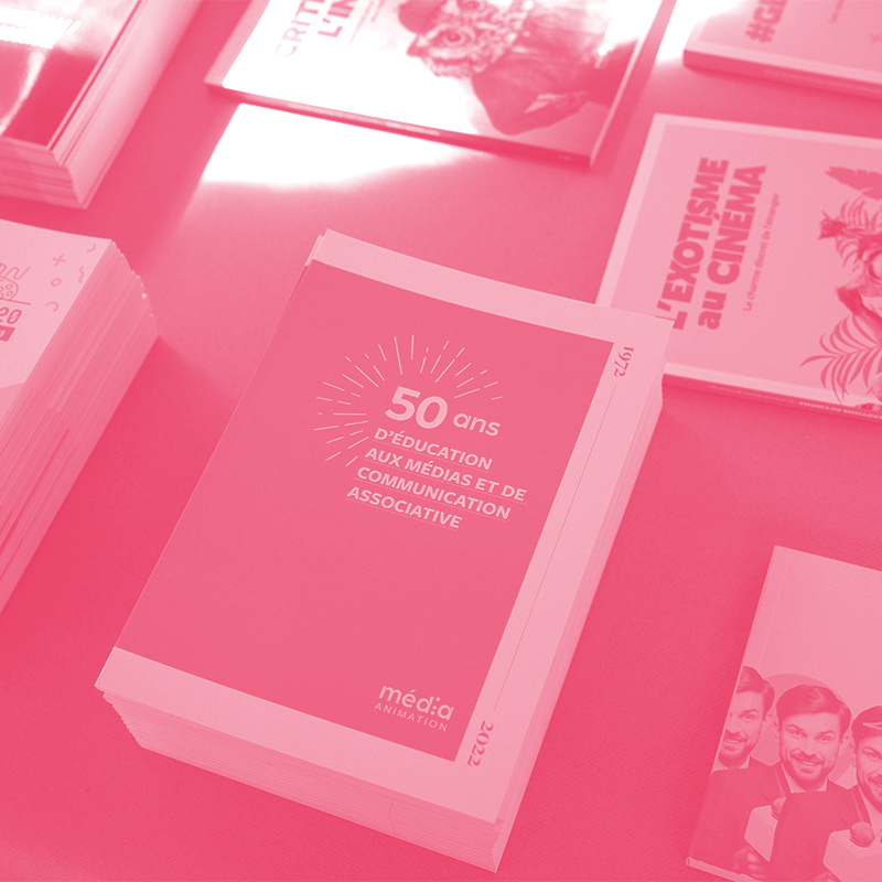 Plusieurs publications posées sur une table