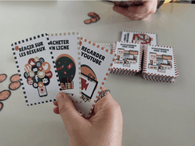 personne jouant à un jeu de carte