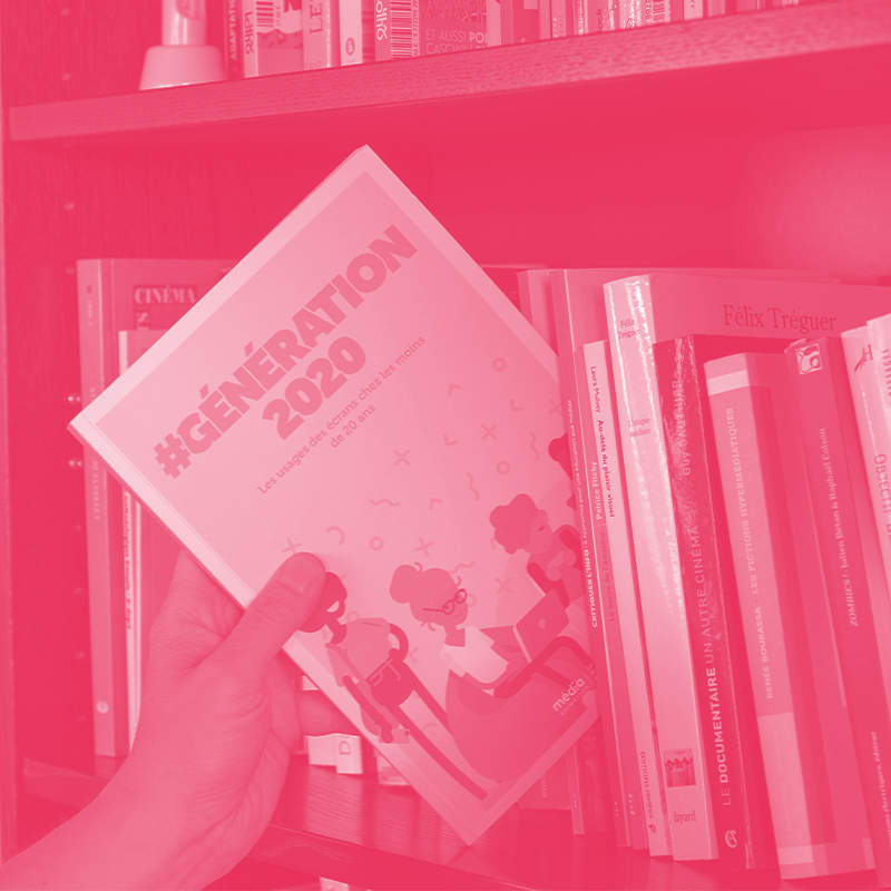 Personne prenant un livre dans une bibliothèque