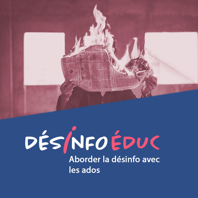 Un homme brûlant un papier journal