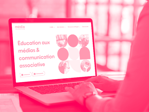 Ordinateur affichant le site Média Animation.