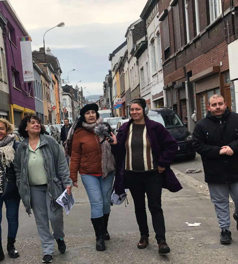 Groupe de personnes marchant dans une rue.
