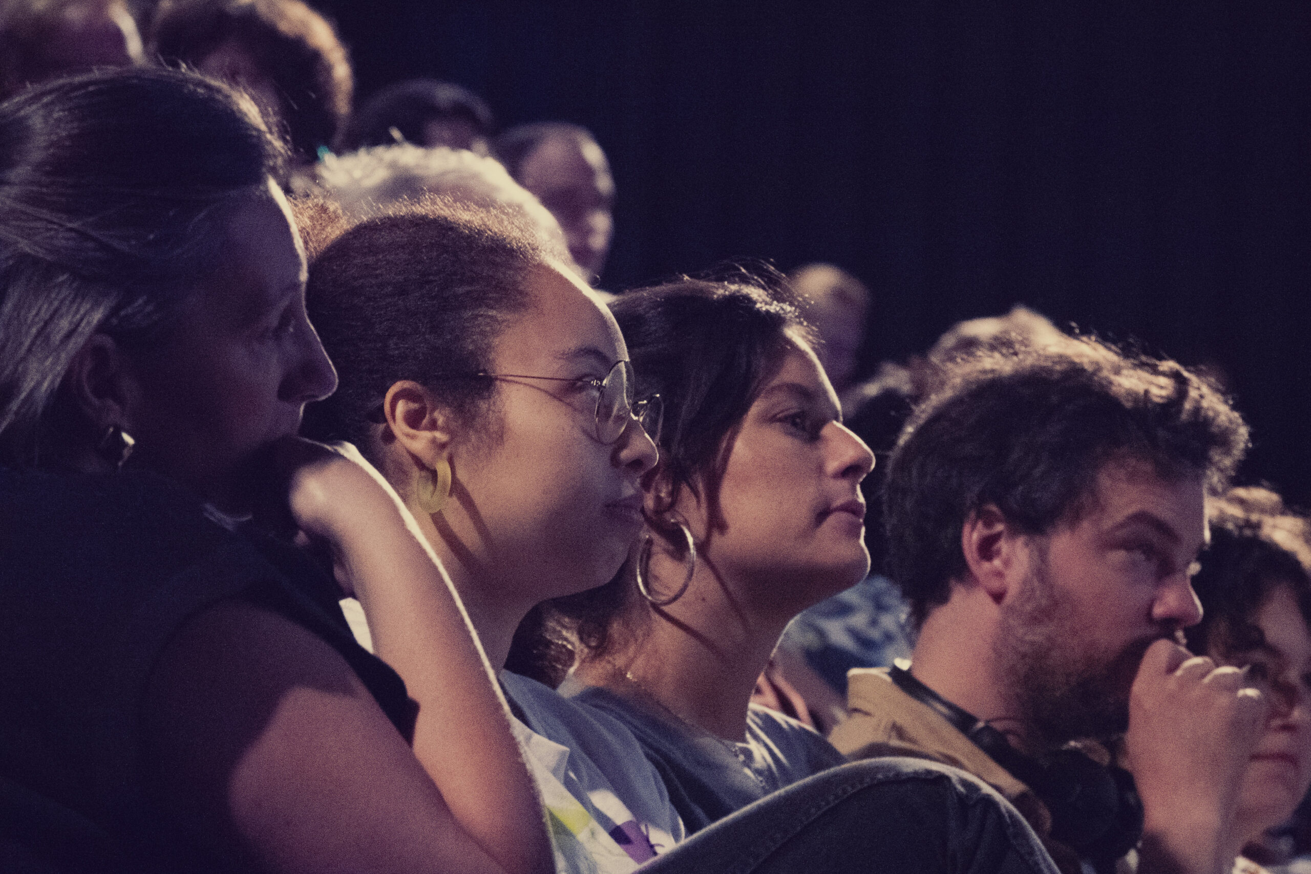 Le public d'une salle de cinéma regarde l'écran