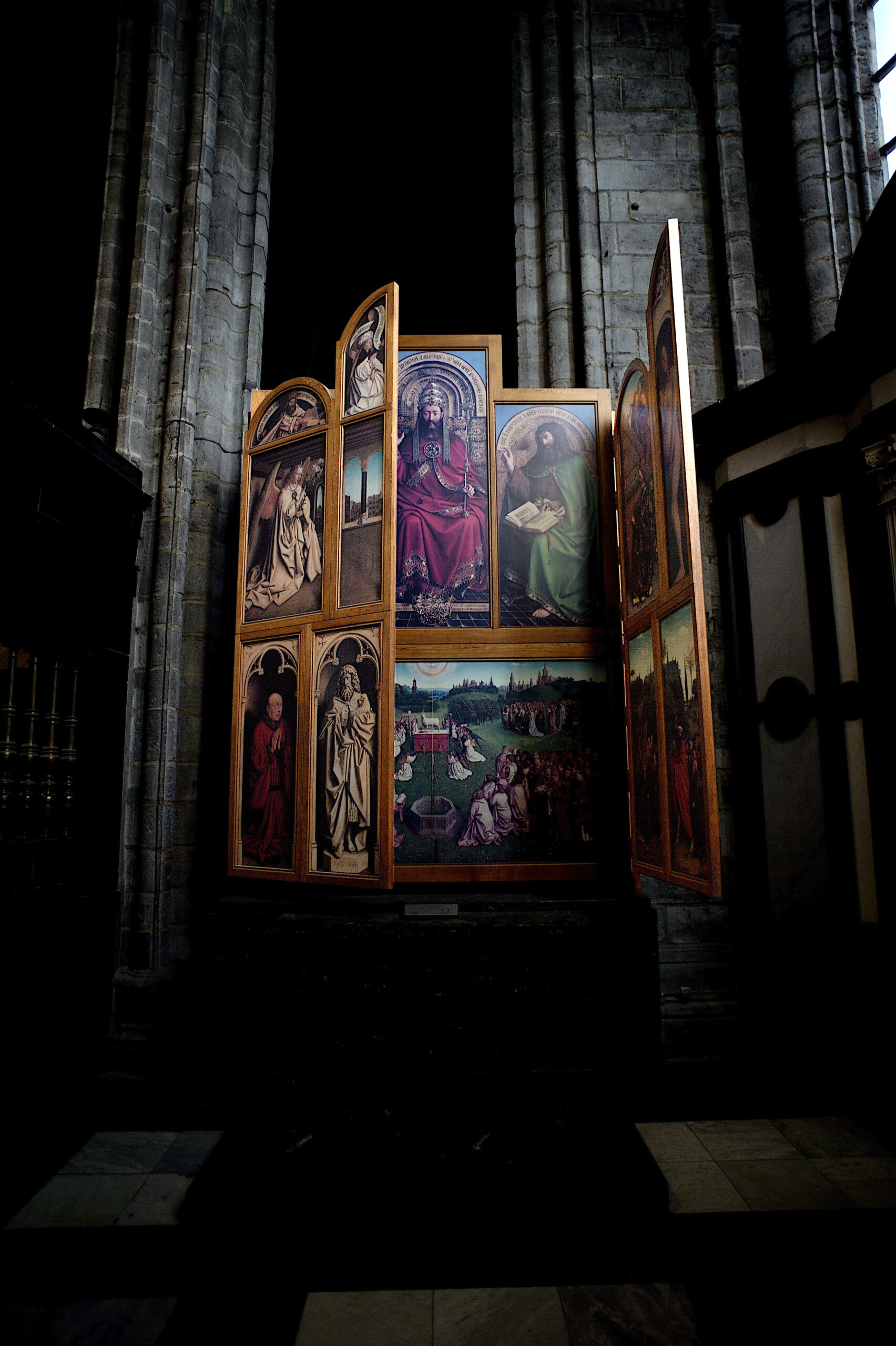 Le retable de l'Agneau Mystique, dans l'Église où il est exposé.