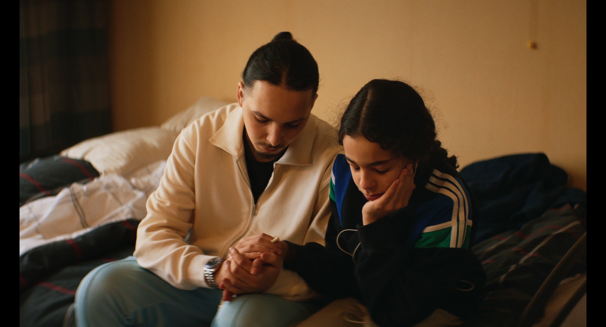 Deux personnes sur un canapé, l'ai triste. Image issue du film Têtes brûlées