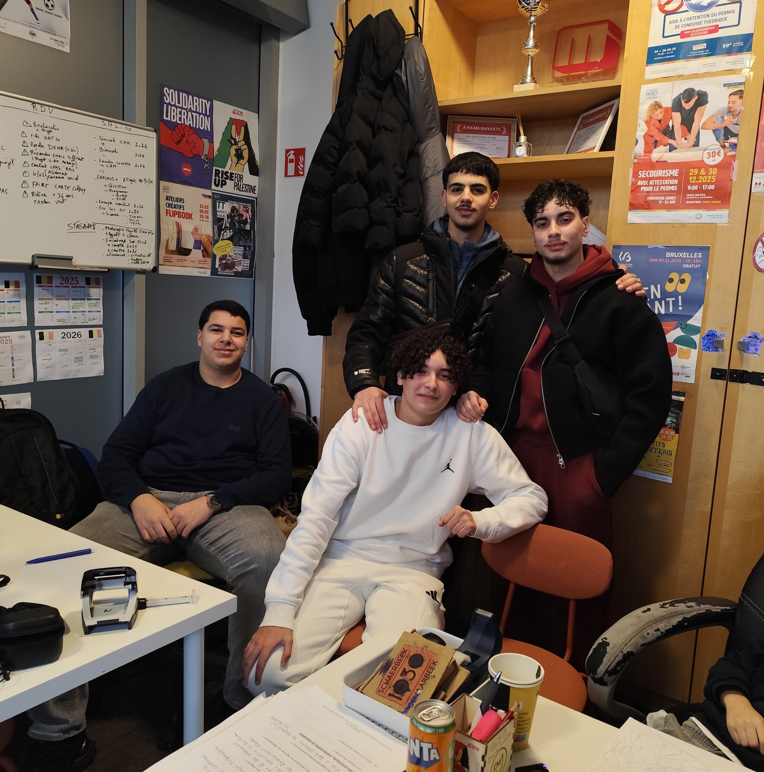 Dans la MJ, le groupe de jeunes est rassemblé.